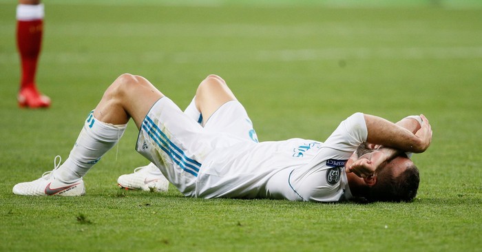 Soccer Football - Champions League Final - Real Madrid v Liverpool - NSC Olympic Stadium, Kiev, Ukraine - May 26, 2018 Real Madrid's Dani Carvajal looks dejected as he leaves the pitch with medical staff after sustaining an injury REUTERS/Gleb Garanich