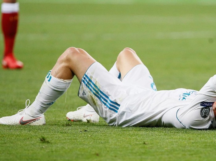 Soccer Football - Champions League Final - Real Madrid v Liverpool - NSC Olympic Stadium, Kiev, Ukraine - May 26, 2018   Real Madrid's Dani Carvajal looks dejected as he leaves the pitch with medical staff after sustaining an injury    REUTERS/Gleb Garanich