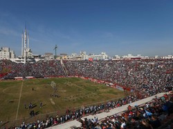 Meski cuma latihan, aksi Messi dan kawan-kawan di stadion telah menyedot perhatian ribuan orang. Foto: Agustin Marcarian/Reuters
