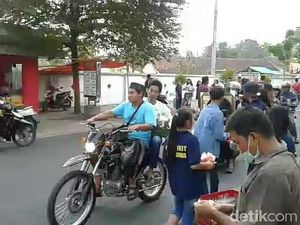 Jelang Waisak, Umat Buddha Banyuwangi Bagi-bagi Takjil