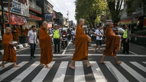 Melihat Persiapan Umat Budha Jelang Perayaan Waisak