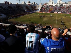 Para pendukung Argentina antusias mengabadikan latihan ini melalui ponsel mereka. Foto: Agustin Marcarian/Reuters