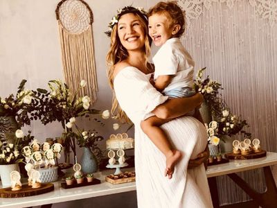 Candice Swanepoel Makin Glowing di Kehamilan Keduanya