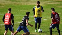 Messi, kapten Argentina, serius berlatih bersama rekan-rekan setimnya. Foto: Marcelo Endelli/Getty Images