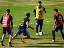 Messi, kapten Argentina, serius berlatih bersama rekan-rekan setimnya. Foto: Marcelo Endelli/Getty Images