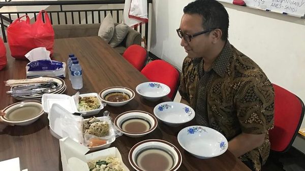 Ini 10 Bukti Kalau Aryo Djojohadikusumo Pecinta Bakmi Sejati!