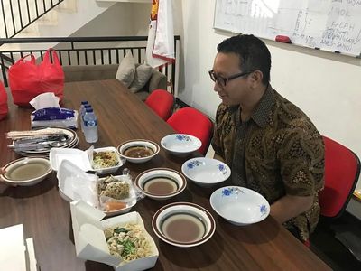 Ini 10 Bukti Kalau Aryo Djojohadikusumo Pecinta Bakmi Sejati!