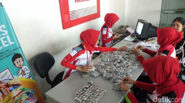 Konsumen Beli Motor Pakai Uang Receh, Staf: Ribet Tapi Seneng