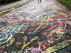 Jalanan di Kota Ini Dipenuhi Grafiti