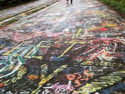 Jalanan di Kota Ini Dipenuhi Grafiti