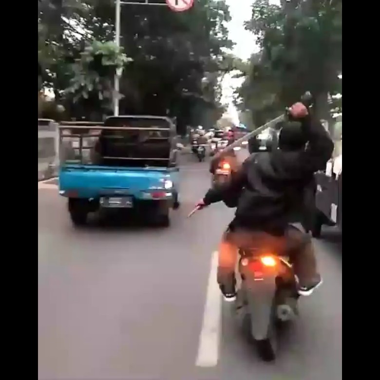 XTC Bandung Buka Suara Soal Pemuda Acungkan Golok XTC Bandung Buka Suara Soal Pemuda Acungkan Golok