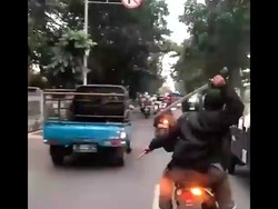 Polisi Ultimatum Pria Diduga Geng Motor yang Acungkan Golok Menyerah