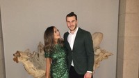 Emma Rhys-Jones saat merayakan tahun baru 2017. Saat itu Bale tengah dalam pemulihan cedera engkel kanan. (Instagram @garethbale11)