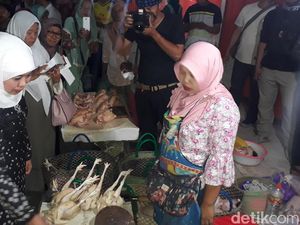 Khofifah Janji Beri Perlindungan bagi Pedagang Pasar yang Buka Malam