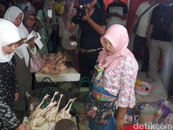 Khofifah Janji Beri Perlindungan bagi Pedagang Pasar yang Buka Malam