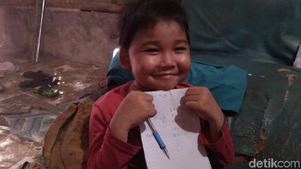 Foto: Senyum Ceria Alif, Bocah di Tangerang yang Viral