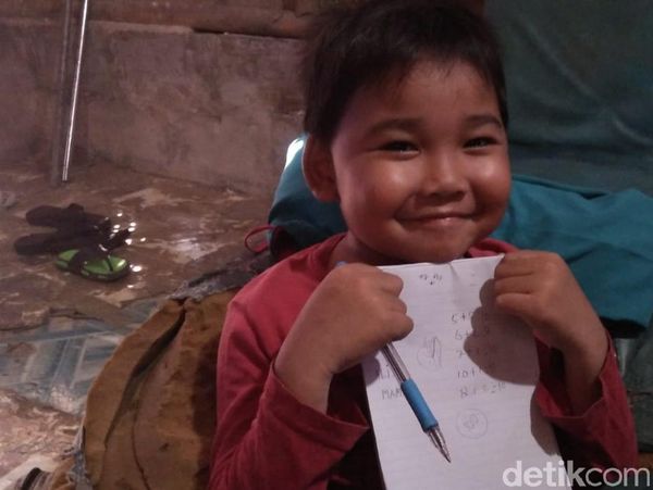 Foto: Senyum Ceria Alif, Bocah di Tangerang yang Viral