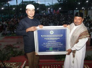 Cawagub Ijeck Didaulat Jadi Tokoh Peduli Pendidikan Pesantren Sumut