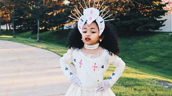 Menggemaskan Banget Sih Bocah Berambut Keriting Ini