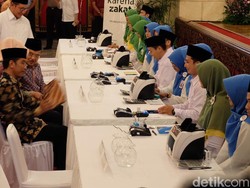 Jokowi-JK hingga Para Menteri Bayar Zakat di Istana