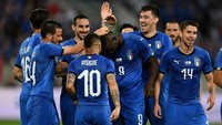 Para pemain Italia merayakan gol Balotelli ke gawang Arab Saudi. Foto: Claudio Villa/Getty Images