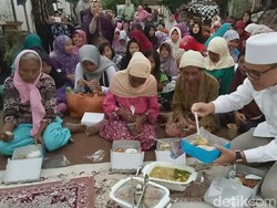 Bupati Anas Buka Bareng Penerima Rantang Kasih