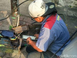 Kabel Listrik Bawah Tanah Terbakar di Jalan Jatinegara Jaktim