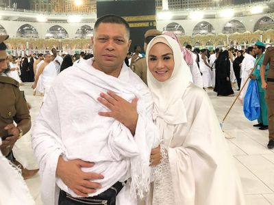 Adu Gaya Artis Saat Umrah: KD Tampil Glamour, Nagita Pilih Simpel