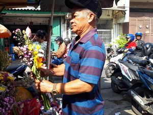 Waisak di Petak Sembilan, Bunga Dewi Kwan Im Jadi Buruan Jemaat Waisak di Petak Sembilan, Bunga Dewi Kwan Im Jadi Buruan Jemaat