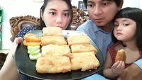 Lihat Serunya Pelawak Aden Bajaj Saat Kulineran Bareng Keluarga