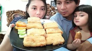 Lihat Serunya Pelawak Aden Bajaj Saat Kulineran Bareng Keluarga