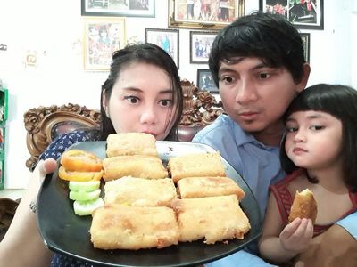 Lihat Serunya Pelawak Aden Bajaj Saat Kulineran Bareng Keluarga