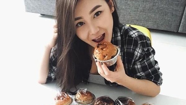 10 Pose Karen Vendela, Si Cantik Pacar Boy William Saat Makan