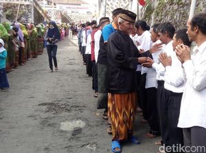 Di Desa Ini, Muslim dan Nasrani Datangi Vihara Ucapkan Waisak Di Desa Ini, Muslim dan Nasrani Datangi Vihara Ucapkan Waisak