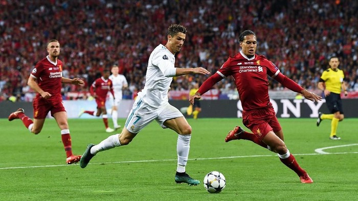 KIEV, UKRAINE - MAY 26:  Cristiano Ronaldo of Real Madrid CF competes for the ball with Virgil van Dijk of Leicester City FC during the UEFA Champions League final between Real Madrid and Liverpool on May 26, 2018 in Kiev, Ukraine.  (Photo by David Ramos/Getty Images)