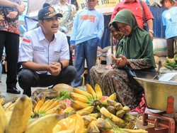 Sambil Belanja, Gus Ipul juga Pantau Harga di Pasar Magetan