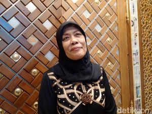 Tangis Suciati Dengar Azan Pertama dari Masjid yang Dibangunnya Tangis Suciati Dengar Azan Pertama dari Masjid yang Dibangunnya