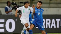 Arab Saudi mampu menipiskan kekalahannya menjadi 1-2 melalui gol Yahya Al Shehri. Foto: Arnd Wiegmann/Reuters