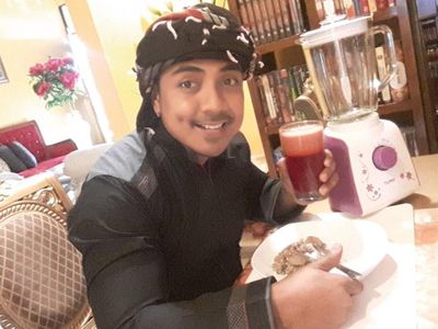Pose Keren Ustaz Riza Muhammad Saat Makan Pindang dan Minum Jus