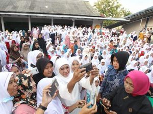 Perempuan Berkerudung Putih di Lamongan Ikrar Dukung Khofifah