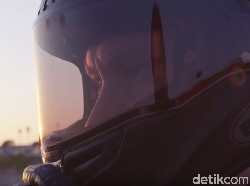 4 Langkah Mudah Bikin Kaca Helm Jadi Kinclong Lagi