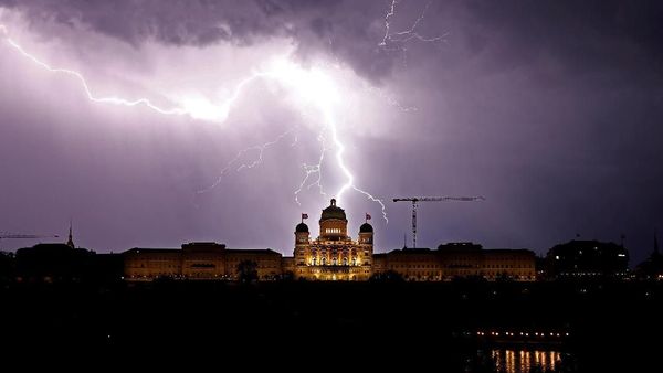 Dahsyatnya Kilat yang Terangi Langit di Atas Istana Federal Swiss