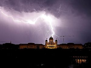 Dahsyatnya Kilat yang Terangi Langit di Atas Istana Federal Swiss
