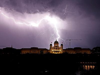 Dahsyatnya Kilat yang Terangi Langit di Atas Istana Federal Swiss