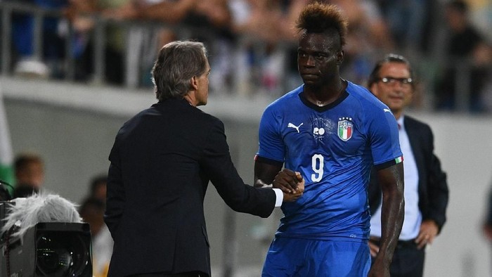 ST GALLEN, SWITZERLAND - MAY 28:  Head coach Roberto Mancini shakes hands with Mario Balotelli  during the International Friendly match between Saudi Arabia and Italy on May 28, 2018 in St Gallen, Switzerland.  (Photo by Claudio Villa/Getty Images)