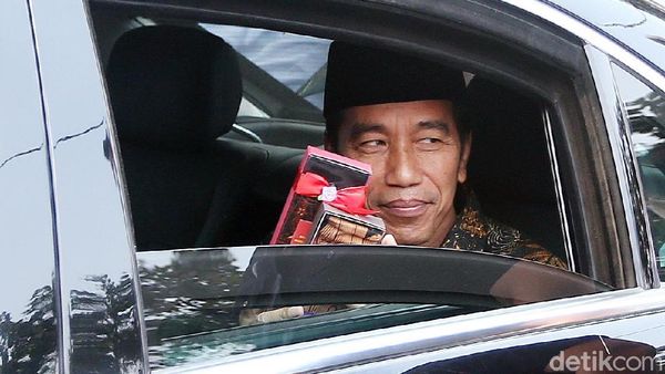 Dari dalam Mobil, Jokowi Bagikan Hadiah ke Warga Ciracas