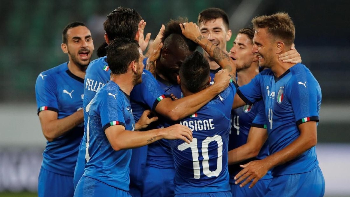 Mario Balotelli merayakan gol pertama Italia ke gawang Arab Saudi bersama rekan-rekannya (Foto: Arnd Wiegmann/Reuters)