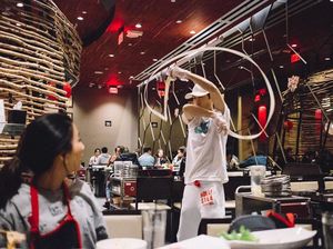 Waduh! Wanita Ini Tak Sengaja Tertampar Gulungan Mie di Restoran