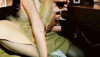 Begini 10 Gaya Seksi Dua Lipa Saat Nikmati Makanan Enak