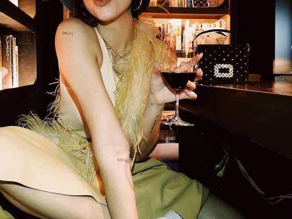 Begini 10 Gaya Seksi Dua Lipa Saat Nikmati Makanan Enak